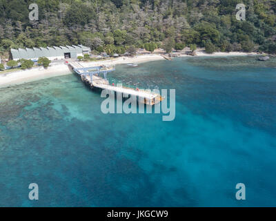 Flying Fish Cove ist die Hauptstadt und wichtigste Siedlung in Australien Christmas Island. Die Bilder, die von einer Drohne getroffen. Stockfoto