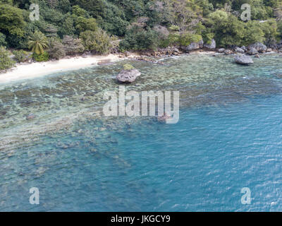 Flying Fish Cove ist die Hauptstadt und wichtigste Siedlung in Australien Christmas Island. Die Bilder, die von einer Drohne getroffen. Stockfoto