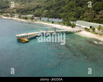 Flying Fish Cove ist die Hauptstadt und wichtigste Siedlung in Australien Christmas Island. Die Bilder, die von einer Drohne getroffen. Stockfoto