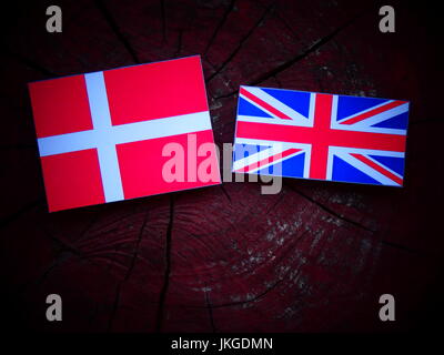 Dänische Flagge mit UK Flagge auf einem Baumstumpf, isoliert Stockfoto