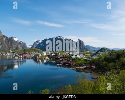 Auf der kleinen sehr malerischen Fischerdorf Dorf der Reine im norwegischen Lofoten Inseln anzeigen Stockfoto