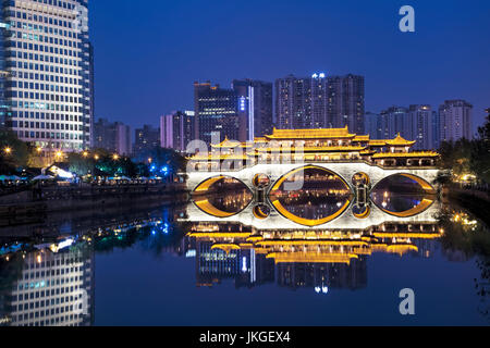 Wunderschön beleuchtet Anshun Brücke über den Fluss Jin am Abend in Chengdu, Provinz Sichuan, China Stockfoto