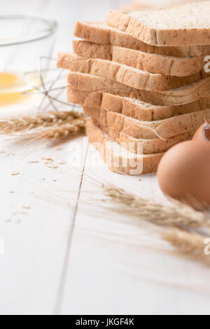 Scheibe Brot mit Zutaten für die Herstellung von Brot auf mit Holz Hintergrund, Textfreiraum Stockfoto