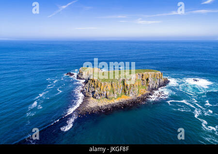 Die Schafe-Insel in der Nähe von Ballintoy, Carrick-a-Rede und Giant es Causeway, North Antrim Coast, County Antrim, Nordirland, Vereinigtes Königreich. Luftaufnahme. Stockfoto