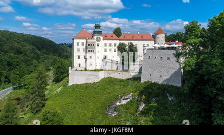 Historisches Schloss Pieskowa Skala in der Nähe von Krakau in Polen. Luftaufnahme. Stockfoto