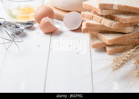 Scheibe Brot mit Zutaten für die Herstellung von Brot auf mit Holz Hintergrund, Textfreiraum Stockfoto