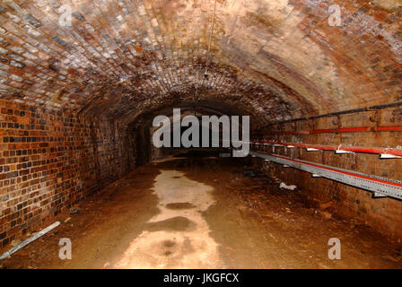 Das alte Trentham Tunnelsystem, fotografiert im Jahr 2007, die unter Austin Rover Auto Stammwerk in Longbridge, Birmingham, UK gestreckt. Es ist 386 Meter lang und erstreckt sich von Lickey Straße über die Eisenbahn auf der gegenüberliegenden Seite der Fabrik. Im zweiten Weltkrieg diente es als Luftschutzkeller und eine provisorische Leichenhalle. Nach dem Krieg wurde es verwendet, um Prototypen zu bewegen, ohne gesehen zu werden und um Fahrzeuge vor einem großen Feuer zu speichern traf es in den 1970er Jahren. Es wurde versiegelt geschlossen. Es ist in vielen Teilen überflutet und verwendet, um einen Mini 1275 GT mit nur 11 Meilen auf dem Tacho zu enthalten, bis es im Jahr 2012 entfernt wurde. Stockfoto