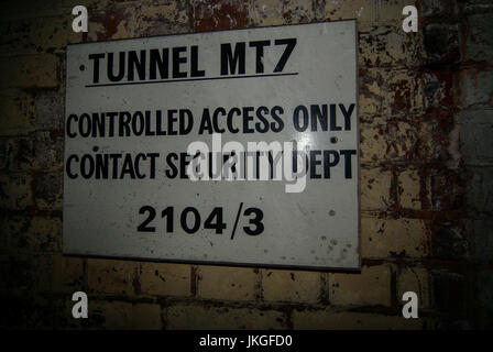 Das alte Trentham Tunnelsystem, fotografiert im Jahr 2007, die unter Austin Rover Auto Stammwerk in Longbridge, Birmingham, UK gestreckt. Es ist 386 Meter lang und erstreckt sich von Lickey Straße über die Eisenbahn auf der gegenüberliegenden Seite der Fabrik. Im zweiten Weltkrieg diente es als Luftschutzkeller und eine provisorische Leichenhalle. Nach dem Krieg wurde es verwendet, um Prototypen zu bewegen, ohne gesehen zu werden und um Fahrzeuge vor einem großen Feuer zu speichern traf es in den 1970er Jahren. Es wurde versiegelt geschlossen. Es ist in vielen Teilen überflutet und verwendet, um einen Mini 1275 GT mit nur 11 Meilen auf dem Tacho zu enthalten, bis es im Jahr 2012 entfernt wurde. Stockfoto