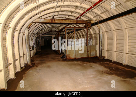 Das alte Trentham Tunnelsystem, fotografiert im Jahr 2007, die unter Austin Rover Auto Stammwerk in Longbridge, Birmingham, UK gestreckt. Es ist 386 Meter lang und erstreckt sich von Lickey Straße über die Eisenbahn auf der gegenüberliegenden Seite der Fabrik. Im zweiten Weltkrieg diente es als Luftschutzkeller und eine provisorische Leichenhalle. Nach dem Krieg wurde es verwendet, um Prototypen zu bewegen, ohne gesehen zu werden und um Fahrzeuge vor einem großen Feuer zu speichern traf es in den 1970er Jahren. Es wurde versiegelt geschlossen. Es ist in vielen Teilen überflutet und verwendet, um einen Mini 1275 GT mit nur 11 Meilen auf dem Tacho zu enthalten, bis es im Jahr 2012 entfernt wurde. Stockfoto