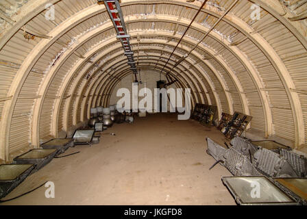 Das alte Trentham Tunnelsystem, fotografiert im Jahr 2007, die unter Austin Rover Auto Stammwerk in Longbridge, Birmingham, UK gestreckt. Es ist 386 Meter lang und erstreckt sich von Lickey Straße über die Eisenbahn auf der gegenüberliegenden Seite der Fabrik. Im zweiten Weltkrieg diente es als Luftschutzkeller und eine provisorische Leichenhalle. Nach dem Krieg wurde es verwendet, um Prototypen zu bewegen, ohne gesehen zu werden und um Fahrzeuge vor einem großen Feuer zu speichern traf es in den 1970er Jahren. Es wurde versiegelt geschlossen. Es ist in vielen Teilen überflutet und verwendet, um einen Mini 1275 GT mit nur 11 Meilen auf dem Tacho zu enthalten, bis es im Jahr 2012 entfernt wurde. Stockfoto