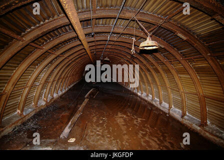 Das alte Trentham Tunnelsystem, fotografiert im Jahr 2007, die unter Austin Rover Auto Stammwerk in Longbridge, Birmingham, UK gestreckt. Es ist 386 Meter lang und erstreckt sich von Lickey Straße über die Eisenbahn auf der gegenüberliegenden Seite der Fabrik. Im zweiten Weltkrieg diente es als Luftschutzkeller und eine provisorische Leichenhalle. Nach dem Krieg wurde es verwendet, um Prototypen zu bewegen, ohne gesehen zu werden und um Fahrzeuge vor einem großen Feuer zu speichern traf es in den 1970er Jahren. Es wurde versiegelt geschlossen. Es ist in vielen Teilen überflutet und verwendet, um einen Mini 1275 GT mit nur 11 Meilen auf dem Tacho zu enthalten, bis es im Jahr 2012 entfernt wurde. Stockfoto