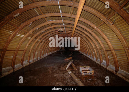 Das alte Trentham Tunnelsystem, fotografiert im Jahr 2007, die unter Austin Rover Auto Stammwerk in Longbridge, Birmingham, UK gestreckt. Es ist 386 Meter lang und erstreckt sich von Lickey Straße über die Eisenbahn auf der gegenüberliegenden Seite der Fabrik. Im zweiten Weltkrieg diente es als Luftschutzkeller und eine provisorische Leichenhalle. Nach dem Krieg wurde es verwendet, um Prototypen zu bewegen, ohne gesehen zu werden und um Fahrzeuge vor einem großen Feuer zu speichern traf es in den 1970er Jahren. Es wurde versiegelt geschlossen. Es ist in vielen Teilen überflutet und verwendet, um einen Mini 1275 GT mit nur 11 Meilen auf dem Tacho zu enthalten, bis es im Jahr 2012 entfernt wurde. Stockfoto