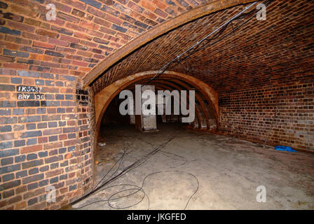 Das alte Trentham Tunnelsystem, fotografiert im Jahr 2007, die unter Austin Rover Auto Stammwerk in Longbridge, Birmingham, UK gestreckt. Es ist 386 Meter lang und erstreckt sich von Lickey Straße über die Eisenbahn auf der gegenüberliegenden Seite der Fabrik. Im zweiten Weltkrieg diente es als Luftschutzkeller und eine provisorische Leichenhalle. Nach dem Krieg wurde es verwendet, um Prototypen zu bewegen, ohne gesehen zu werden und um Fahrzeuge vor einem großen Feuer zu speichern traf es in den 1970er Jahren. Es wurde versiegelt geschlossen. Es ist in vielen Teilen überflutet und verwendet, um einen Mini 1275 GT mit nur 11 Meilen auf dem Tacho zu enthalten, bis es im Jahr 2012 entfernt wurde. Stockfoto