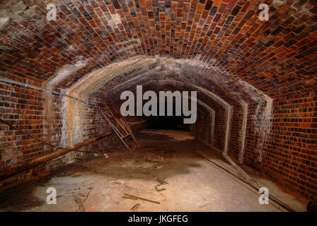 Das alte Trentham Tunnelsystem, fotografiert im Jahr 2007, die unter Austin Rover Auto Stammwerk in Longbridge, Birmingham, UK gestreckt. Es ist 386 Meter lang und erstreckt sich von Lickey Straße über die Eisenbahn auf der gegenüberliegenden Seite der Fabrik. Im zweiten Weltkrieg diente es als Luftschutzkeller und eine provisorische Leichenhalle. Nach dem Krieg wurde es verwendet, um Prototypen zu bewegen, ohne gesehen zu werden und um Fahrzeuge vor einem großen Feuer zu speichern traf es in den 1970er Jahren. Es wurde versiegelt geschlossen. Es ist in vielen Teilen überflutet und verwendet, um einen Mini 1275 GT mit nur 11 Meilen auf dem Tacho zu enthalten, bis es im Jahr 2012 entfernt wurde. Stockfoto