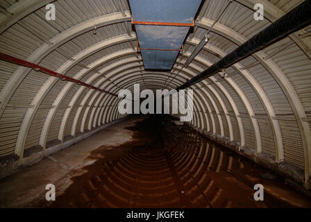 Das alte Trentham Tunnelsystem, fotografiert im Jahr 2007, die unter Austin Rover Auto Stammwerk in Longbridge, Birmingham, UK gestreckt. Es ist 386 Meter lang und erstreckt sich von Lickey Straße über die Eisenbahn auf der gegenüberliegenden Seite der Fabrik. Im zweiten Weltkrieg diente es als Luftschutzkeller und eine provisorische Leichenhalle. Nach dem Krieg wurde es verwendet, um Prototypen zu bewegen, ohne gesehen zu werden und um Fahrzeuge vor einem großen Feuer zu speichern traf es in den 1970er Jahren. Es wurde versiegelt geschlossen. Es ist in vielen Teilen überflutet und verwendet, um einen Mini 1275 GT mit nur 11 Meilen auf dem Tacho zu enthalten, bis es im Jahr 2012 entfernt wurde. Stockfoto