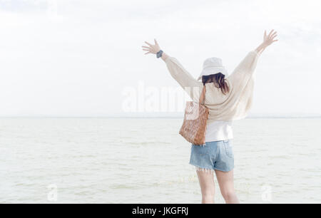 Freiheit und Glück Frau am Damm. Sie genießt ruhige Wasser im Stausee während Reisen Urlaub Urlaub im Freien. asiatische Schönheit, weiches Licht Stockfoto