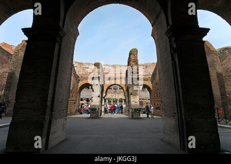 Horizontale Ansicht durch die Bögen im Inneren des Kolosseums in Rom. Stockfoto