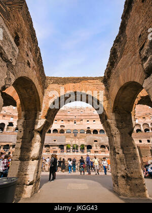 Vertikale Ansicht durch die Bögen im Inneren des Kolosseums in Rom. Stockfoto