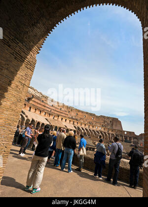 Vertikale Ansicht durch einen Bogen in das Kolosseum in Rom. Stockfoto