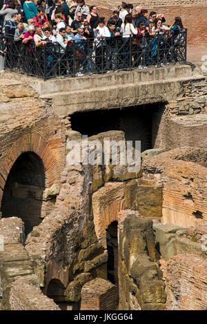 Vertikale Ansicht von Touristen im Inneren des Kolosseums in Rom. Stockfoto