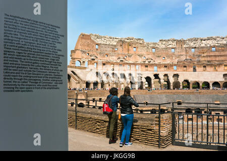 Horizontale Ansicht im Inneren des Kolosseums in Rom. Stockfoto