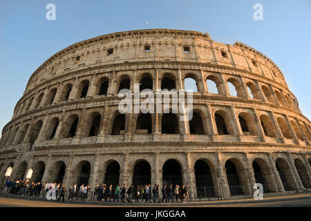 Horizontale Ansicht der Außenwand des Kolosseums in Rom. Stockfoto