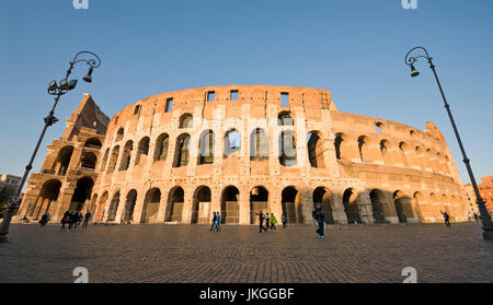 Horizontale Panoramasicht auf das Kolosseum in Rom. Stockfoto