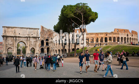 Horizontalen Panorama Stadtansicht Blick auf den Triumphbogen des Konstantin und das Kolosseum in Rom. Stockfoto