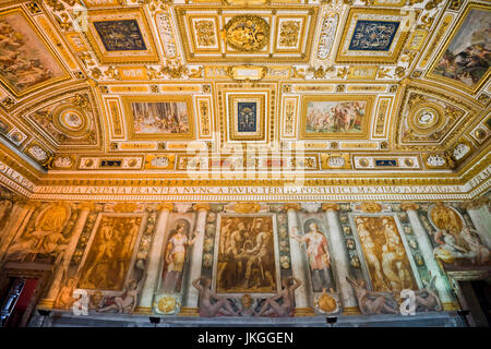 Horizontale Nahaufnahme von einem hoch dekorierten Zimmer im Castel Sant'Angelo in Rom. Stockfoto