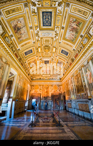 Vertikale Ansicht von einem hoch dekorierten Zimmer im Castel Sant'Angelo in Rom. Stockfoto