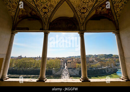 Horizontale Ansicht durch eine bemalte Stein Fenster auf Castel Sant'Angelo in Rom. Stockfoto