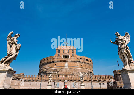 Horizontale Ansicht der Engel auf der Brücke in Richtung Castel Sant'Angelo in Rom. Stockfoto