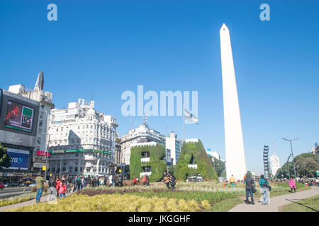 BUENOS AIRES, Argentinien - 18. Juli 2017: Buenos Aires Zeichen BA bedeckt mit Schnee, die Darstellung der Winter mit Obelisk in Buenos Aires in Argentinien. Der Obe Stockfoto