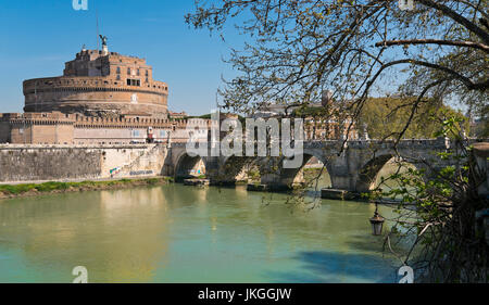 Horizontale Panoramasicht auf Castel Sant'Angelo in Rom. Stockfoto