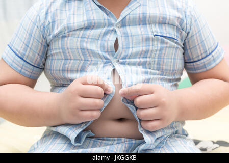 Fettleibige Fat Boy nicht Taste auf seinem Hemd, gesund und verlieren Gewichtskonzept Stockfoto