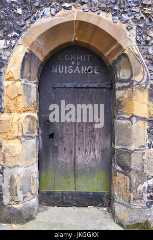 Kleine Tür mit begehen kein Ärgernis Zeichen, der Uhrturm, Marktplatz, St Albans, Hertfordshire, UK Stockfoto