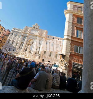 Blick von Menschen Platz saß entspannend durch den Trevi-Brunnen in Rom. Stockfoto