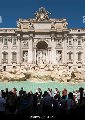 Vertikale Ansicht von Touristen fotografieren rund um den Trevi Brunnen in Rom. Stockfoto