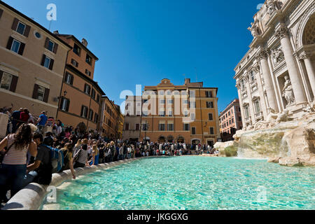 Horizontale Ansicht von Touristen um den Trevi-Brunnen in Rom versammelt. Stockfoto