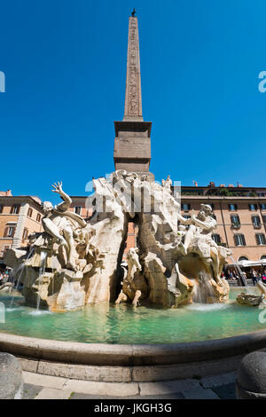 Vertikale Ansicht der Brunnen der vier Flüsse auf der Piazza Navona in Rom. Stockfoto