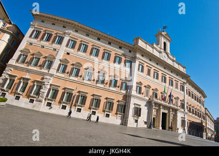 Horizontale Ansicht von der Vorderseite der italienischen Abgeordnetenkammer. Stockfoto