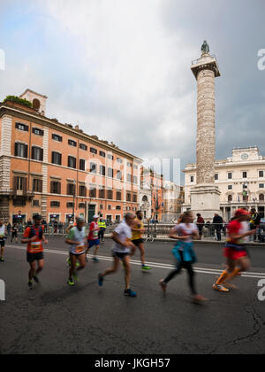 Vertikale Ansicht der Marathonläufer gehen übergeben Piazza Colonna in Rom. Stockfoto