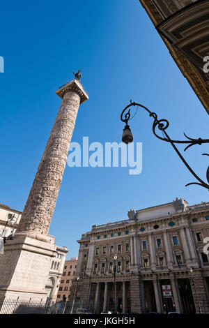 Vertikale Ansicht der Piazza Colonna und die Säule des Marcus Aurelius in Rom. Stockfoto