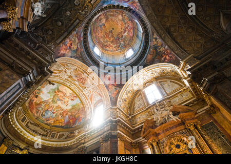 Horizontale Sicht auf die bemalte Decke im Sant'Andrea Dell Fratte Kirche in Rom. Stockfoto