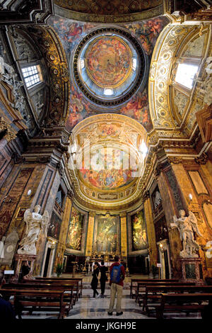 Vertikale Ansicht des Altars Sant'Andrea Dell Fratte Kirche in Rom. Stockfoto