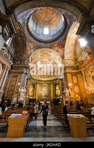 Vertikale Ansicht des Altars Sant'Andrea Dell Fratte Kirche in Rom. Stockfoto