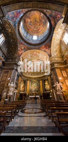 Vertikale Ansicht des Altars Sant'Andrea Dell Fratte Kirche in Rom. Stockfoto