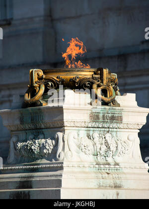 Senkrechten Blick auf die ewige Flamme am brennen am Vittoriano oder Victor Emanuele II Monument in Rom. Stockfoto