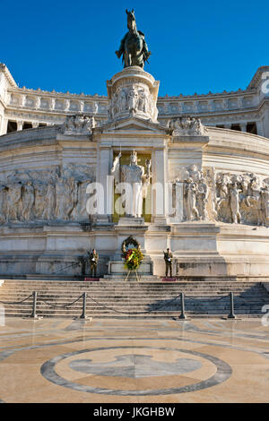 Vertikale Sicht auf das Grab des unbekannten Soldaten auf dem Vittoriano oder Victor Emanuele II Denkmal in Rom. Stockfoto