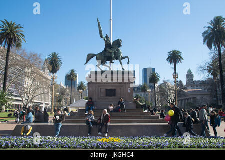 BUENOS AIRES, Argentinien - Juli 18: General Belgrano Denkmal vor der Casa Rosada (Rosa Haus). La Casa Rosada ist der offizielle Sitz der Rechtshilfe Stockfoto